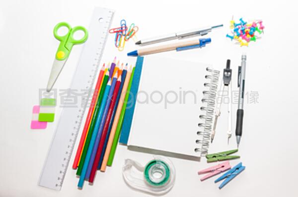 白色背景下的辦公用品 簡約美學(xué)與高效工作的完美融合